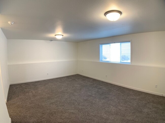 Building Photo - 4 Bed 2 Bath Single Family Home