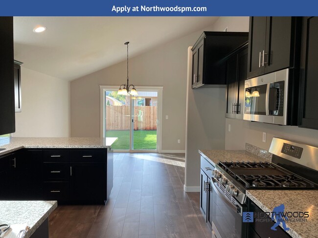 Building Photo - Newer 3 Bedroom 2 Bath Home-Large Fully Fenced Back Yard.