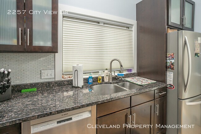 Building Photo - Stylish Tremont Townhome!