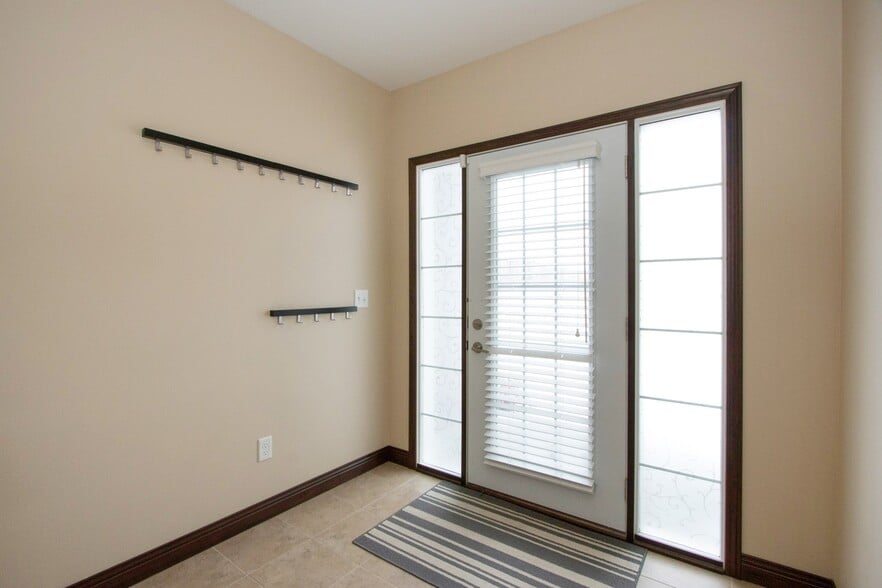 Building Photo - 320 Clark Dr