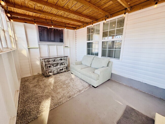 Building Photo - 932 Eaglet Cir