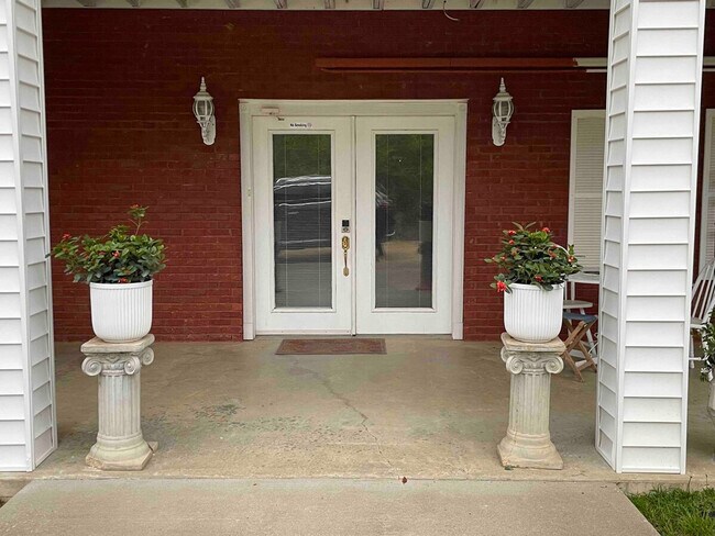 Building Photo - 176 Schools Dr