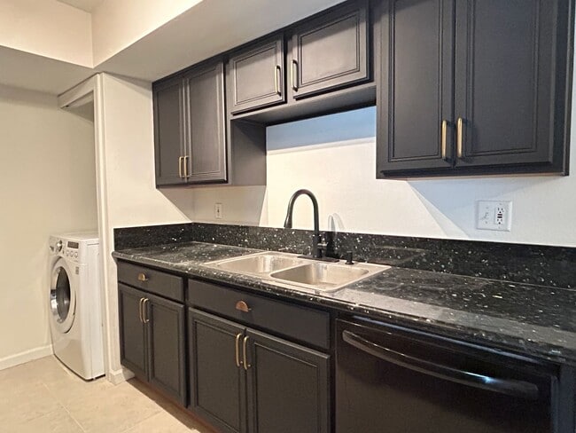 Building Photo - 2 Bed | 2 Bath Condo in Gated Phoenix Community