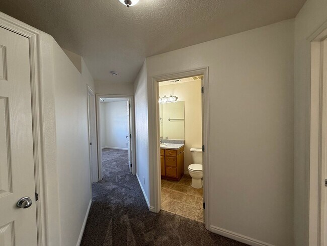 Building Photo - Stunning Townhome!