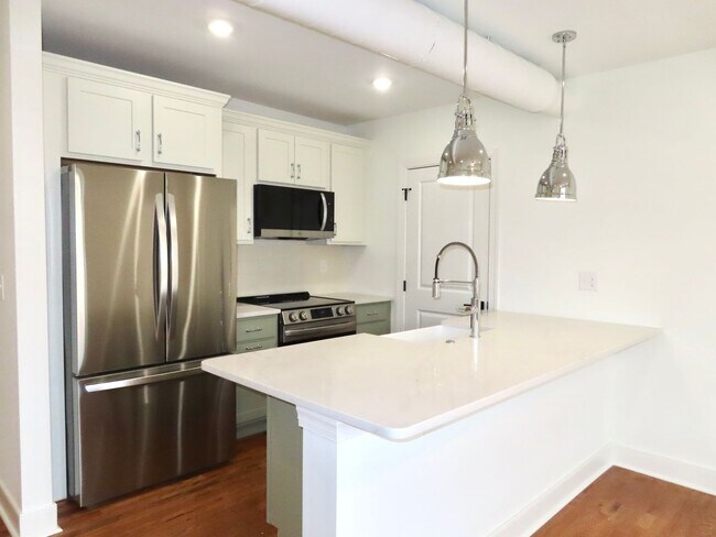 Building Photo - 2724 E Magnolia Ave