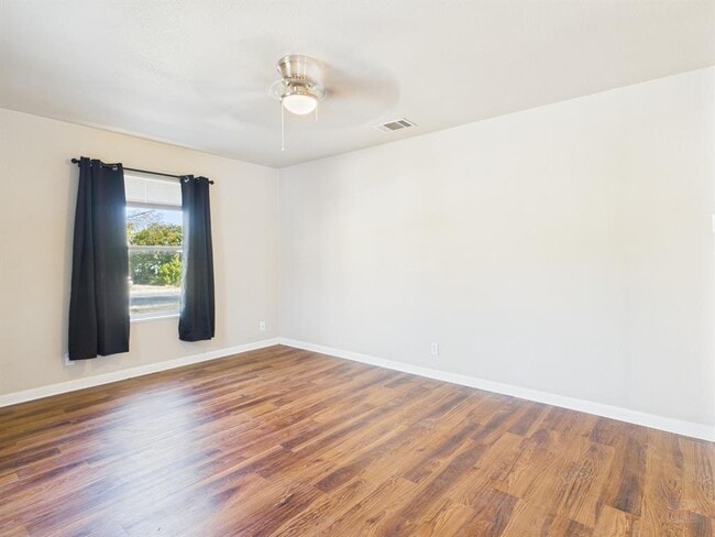 Building Photo - 1411 Kamar Dr