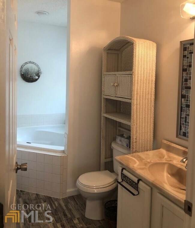 Building Photo - 304 McQueen Cir