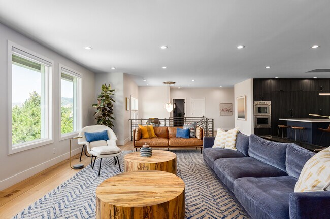 Building Photo - 4545 S Thousand Oaks Dr