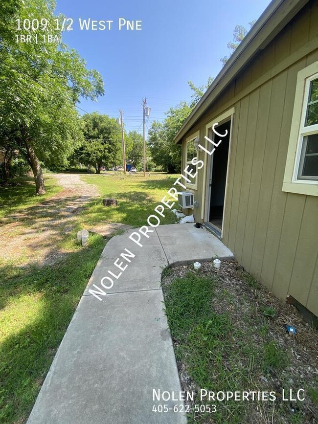 Building Photo - 1009 1/2 West Pne-