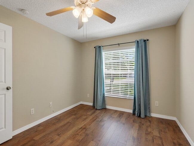 Building Photo - 962 E 13th Square