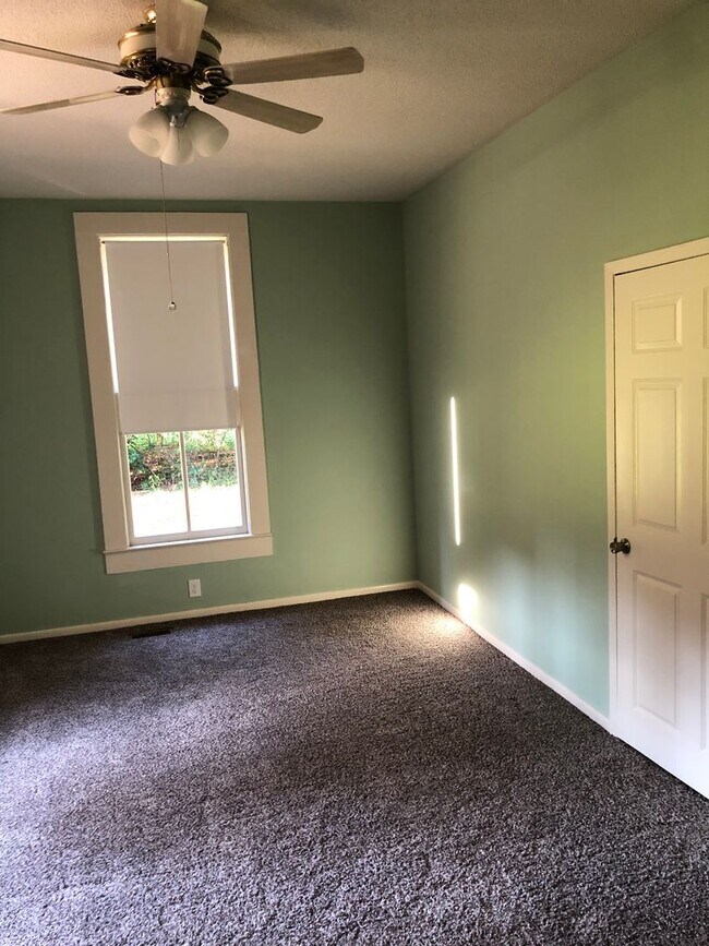 Building Photo - SPACIOUS THREE BEDROOM, TWO BATH HOME