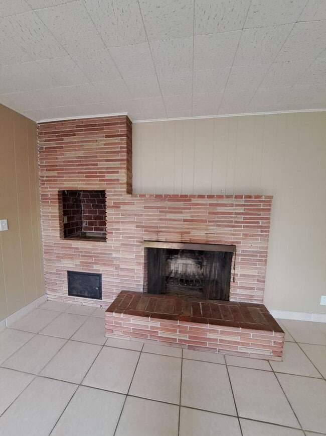 Building Photo - Single-Level 2BR Apartment with Garage in Fresno!