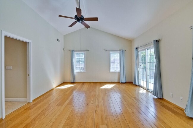 Building Photo - Beautiful 4 bedroom, 3 bath in desirable C...