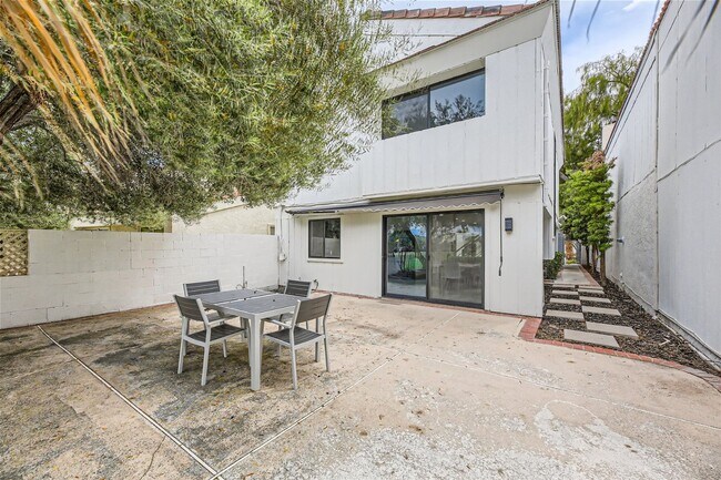 Building Photo - Golf Course Views from LVCC home