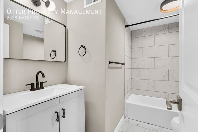 Building Photo - 2528 Emery St