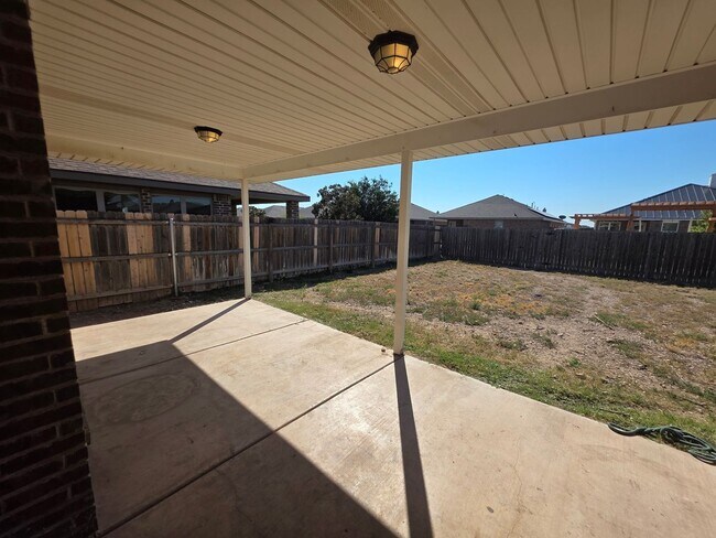 Building Photo - 3 Bedroom 2 bath home!