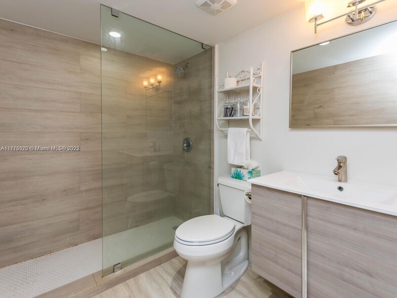 Building Photo - 2401 Collins Ave