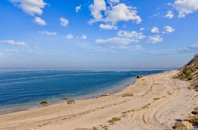 Building Photo - 2581 Roanoke Ave