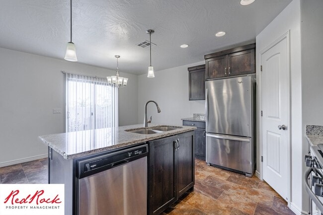 Building Photo - End Unit Fossil Hills Townhome with 3 Beds and 2.5 Baths