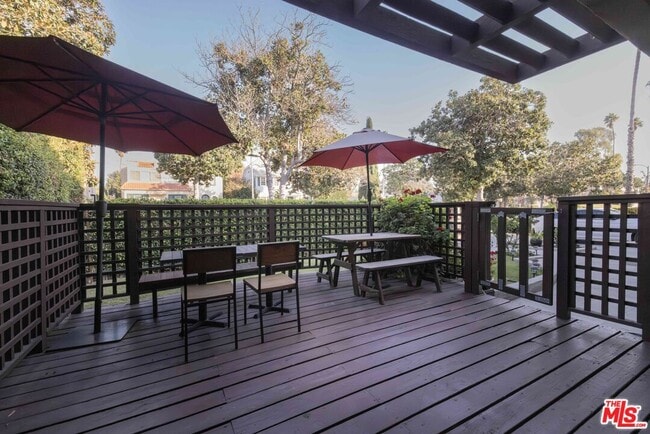 Building Photo - 1121 S Wilton Pl