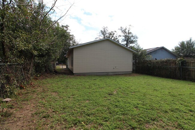 Building Photo - Updated 3BR/1BA Patio Home in Northeast Pe...