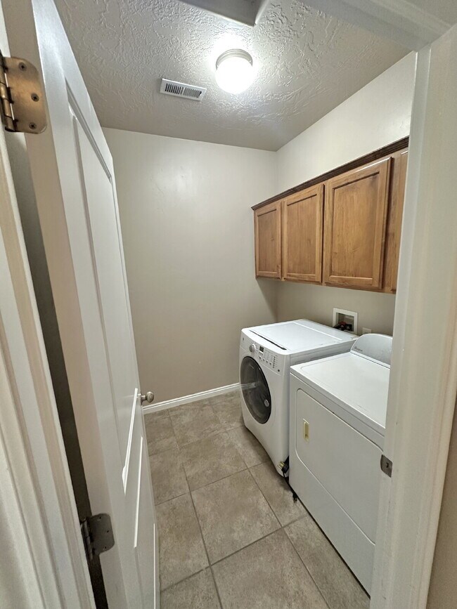 Building Photo - Well-maintained 3 bed/2 bath condo near Sk...