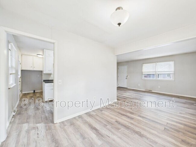 Building Photo - 405 E Culton St