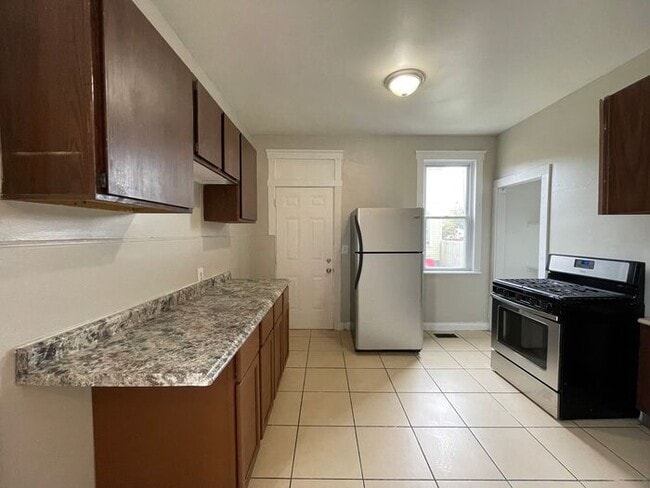 Building Photo - Inviting 2-Bedroom Apartment with Ideal Am...