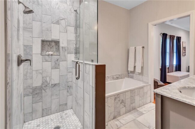 Building Photo - 2418 Bollingbrook Dr SW