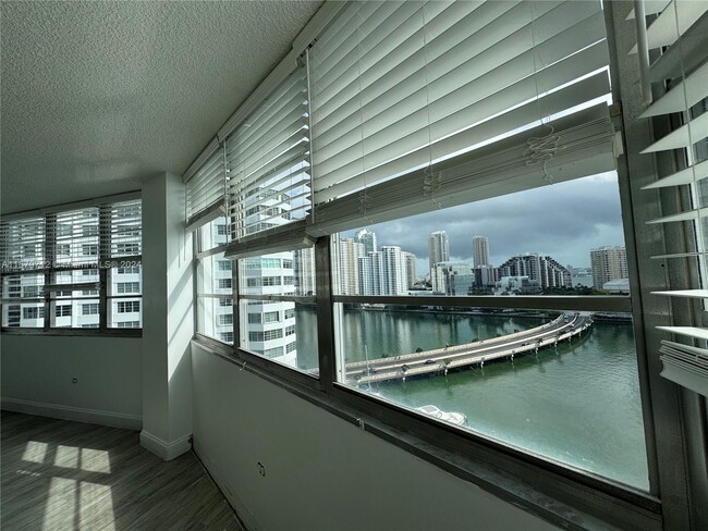 Building Photo - 905 Brickell Bay Dr