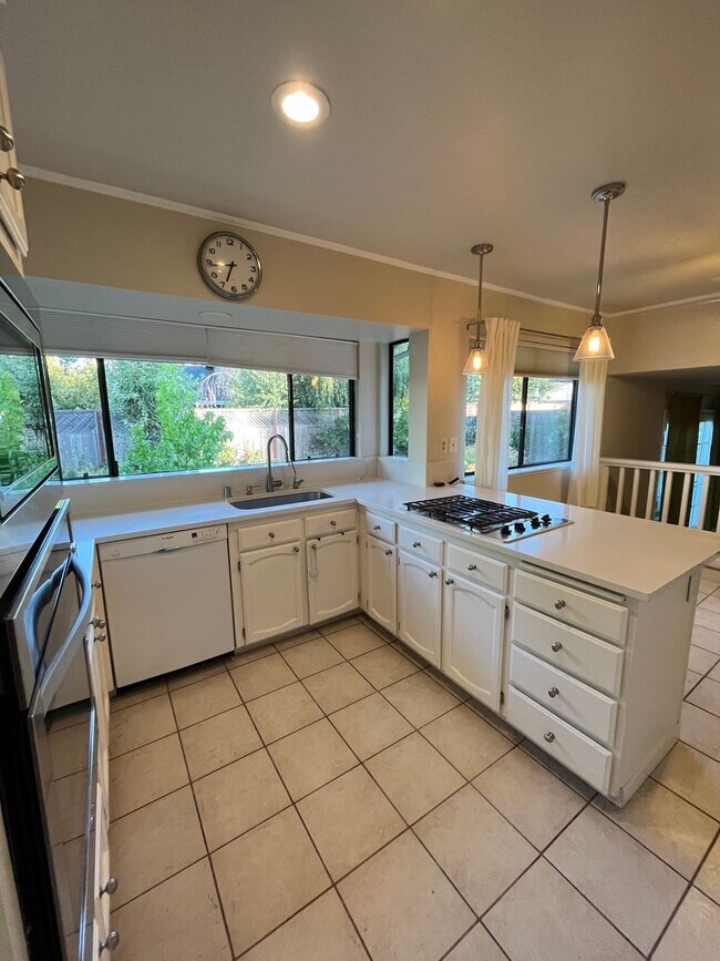 Building Photo - *Holiday Move In Special, $500 Off First Month's Rent! Large 4 bedroom/ 2.5 Bathroom Home for Ren...