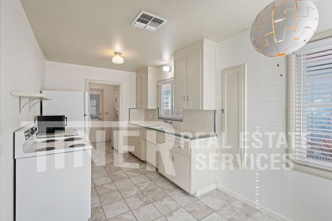 Building Photo - 208 43rd St