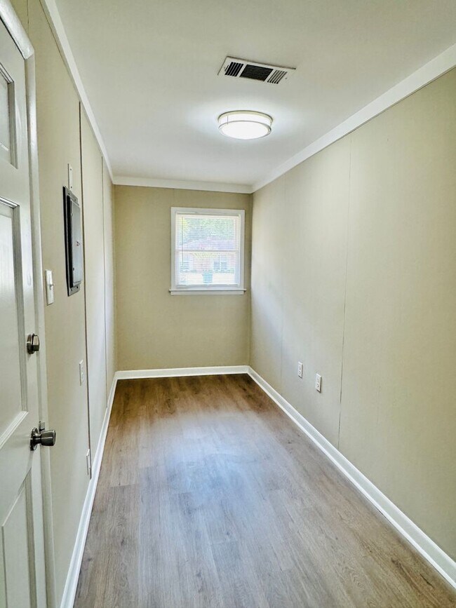Building Photo - Room to Roam, Comfort to Stay — This Updat...