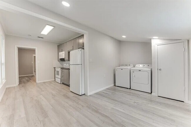 Building Photo - 803 N McKinney St