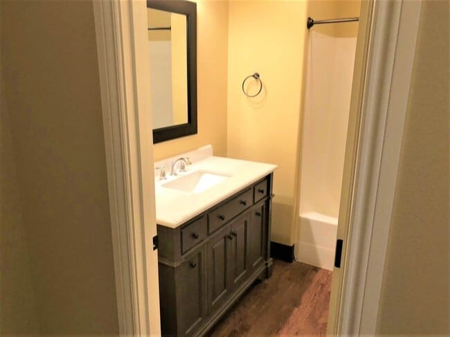 Building Photo - 4 Bed 4 bath Close to OSU