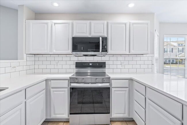 Building Photo - Cute, Convenient Townhome!