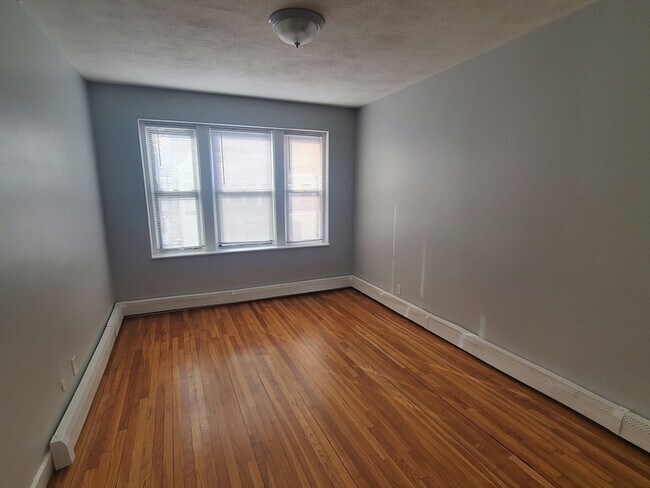 Building Photo - 10 Abbotsford St