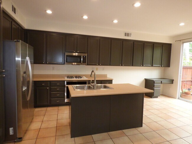 Building Photo - Spacious Townhouse located in Poinsettia Heights