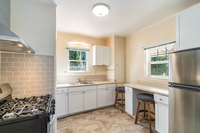 Building Photo - 2811 Encinal Ave