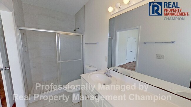 Building Photo - Charming 3 BD/2 BA Home w/Split Bedroom La...