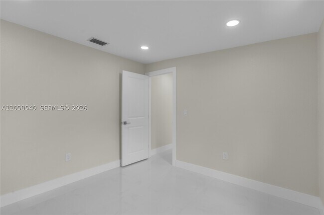 Building Photo - 2640 SW 30th Ct