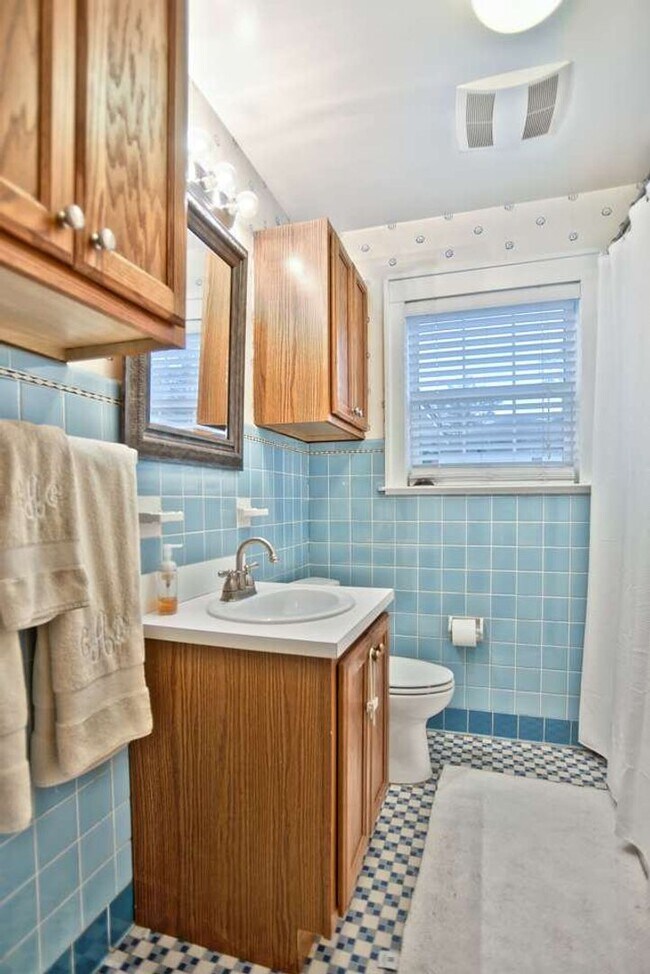 Building Photo - 4/3 House off of Bellevue! Available August 2026!