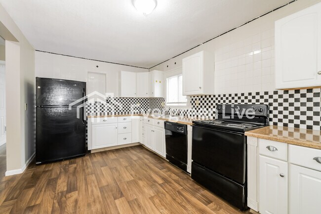 Building Photo - 8016 Holmes Rd