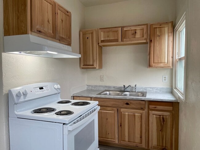 Building Photo - Newly Updated 1 Bedroom 1 Bathroom-Upstair...