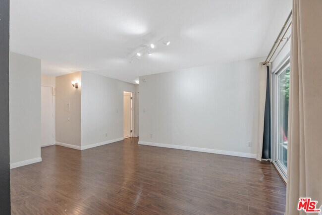 Building Photo - 320 S Ardmore Ave