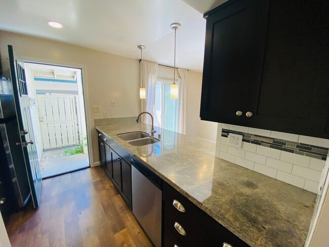 Building Photo - 1104 Roundtree Ct