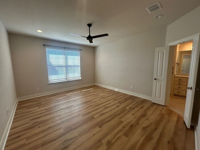 Building Photo - Amazing 3 Bedroom Midway Home