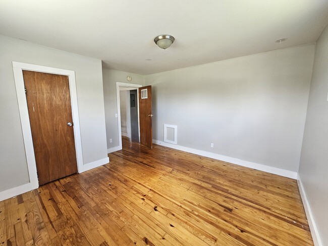 Building Photo - 2109 Anderson Ave