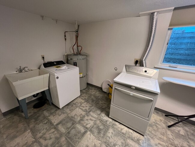 Building Photo - Spacious Home Near University of Portland