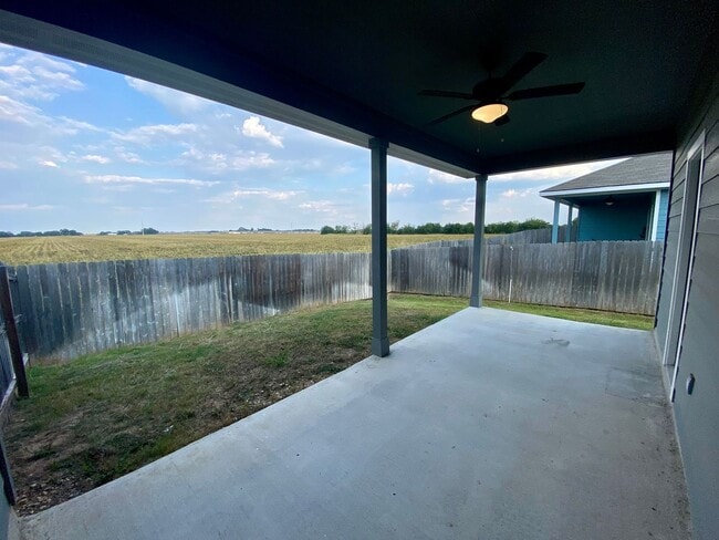 Building Photo - Luxury duplex in Seguin!